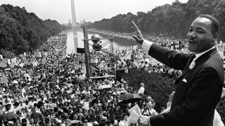 Мартин Лутър Кинг младши е активист и борец за
