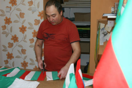 Семейство от Шипка шие български знамена