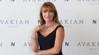 На 74 години Джейн Сиймур не само изглежда забележително но