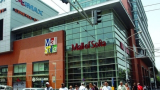 Мъж напръска охраната на столичен мол със спрей