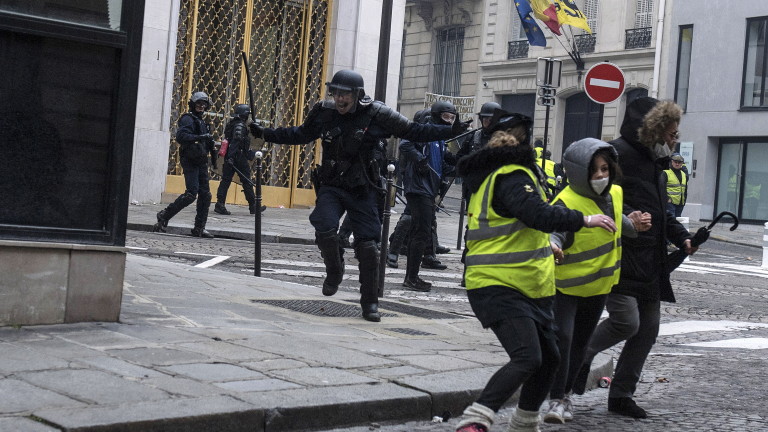 30 души са ранени досега в протестите на жълтите жилетки