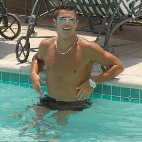 Кристиано Роналдо избран за най-секси мъж от гей списание