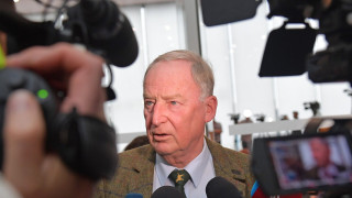 Лидерите на Алтернатива за Германия призовават Ангела Меркел да подаде