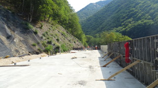 Тунелът на пътя за Рилския манастир е наполовина готов