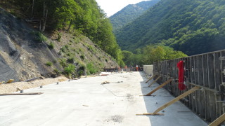 Наполовина е готов тунелът под двете укрепени срутища на пътя