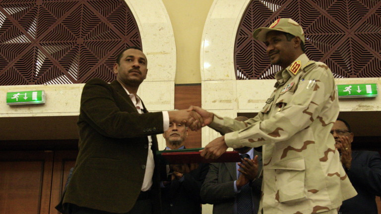 Управляващите военни в Судан подписаха споразумение с протестиращи за споделяне