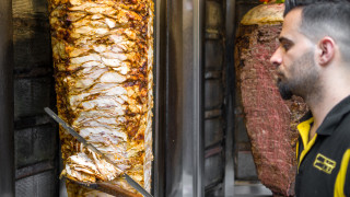 Дюнер под заплаха: какво се случи с опита за "регулация" на популярната храна