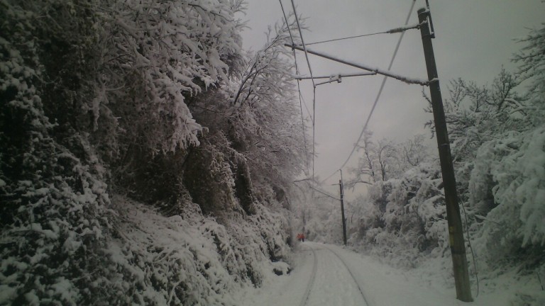 Снегът спря влакове и в Габровско
