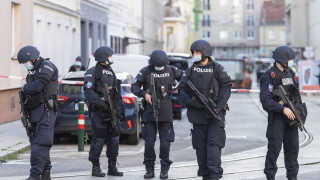 Австрийската полиция нахлу в повече от 60 жилища свързани с