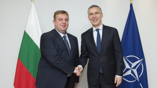 Приоритетите на правителството и сътрудничеството в НАТО обсъдиха Каракачанов и Столтенберг
