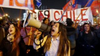 Двама убити на студентски протест в Чили 