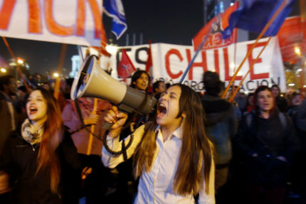 Двама убити на студентски протест в Чили 