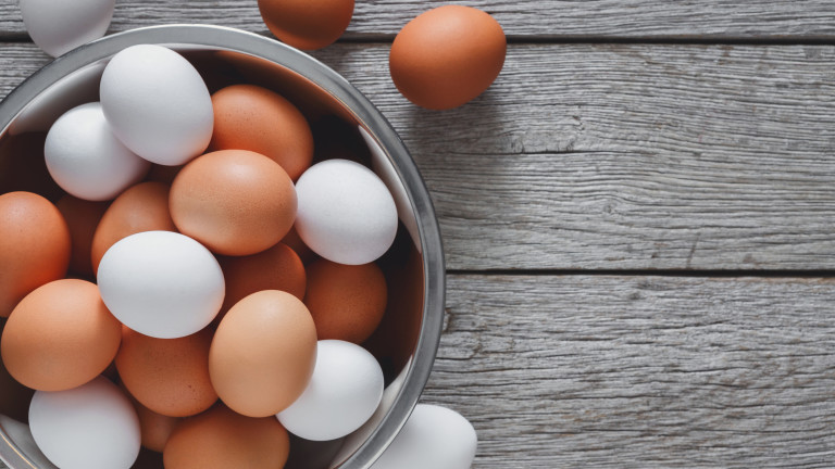 Защо някои яйца са с бели, а други с кафяви черупки