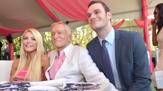 Кристал Харис която е последната трета съпруга на Хю