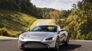 Aston Martin набира скорост и се запъти към борсата