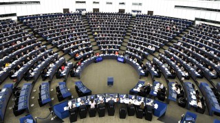 Европейският парламент прие резолюция с която препоръча на Великобритания двете