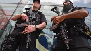 Видеозапис показващ как британски полицай рита и бие по главата