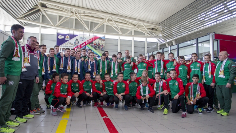 "Българи юнаци" закънтя на летището при посрещането на "трикольорите"