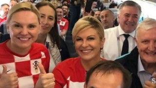 Президентката на Хърватия разцелува Модрич и компания