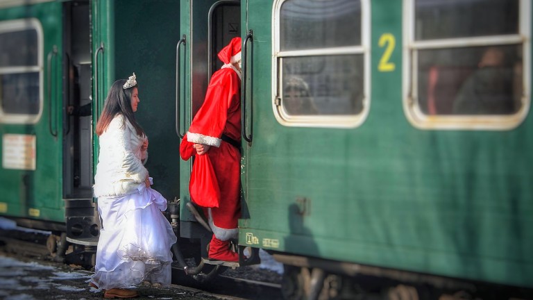 Дядо Коледа и Снежанка се качват на теснолинейката "Родопи"