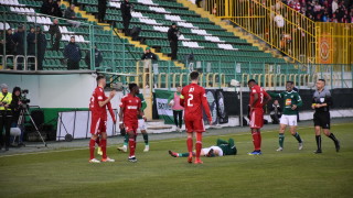 Треньорът на ЦСКА Стойчо Младенов попълва с юноши групата за