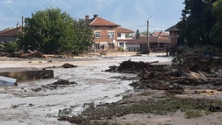 Тежка техника разчиства реките в карловските села Богдан и Каравелово