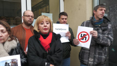 Манолова брани с плакати МОЧА от "новите фашисти" 