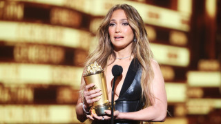 Джей Ло впечатлява не само с перфектната си визия която