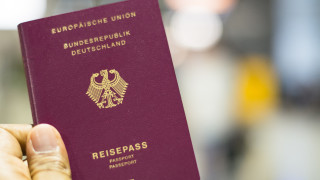 Германия е предоставила гражданство на рекордните 332 500 души през