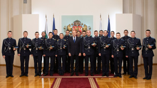 Професията на военния пилот изисква не само поемане на отговорност