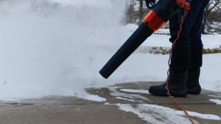След края на есента листосъбирачът обикновено остава забравен в гаража