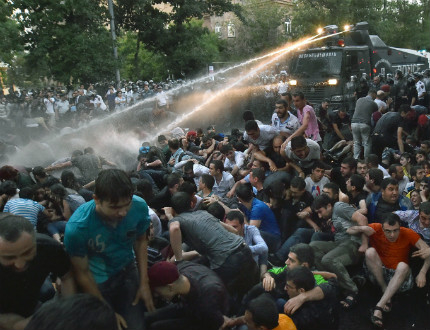 Протестиращите в Армения "настъпват" към властите 