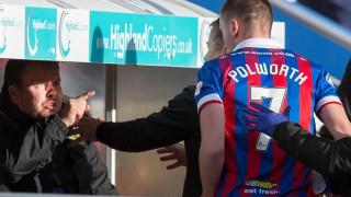 Футболистът на шотландския Инвърнес Лиъм Полуърт се забърка в