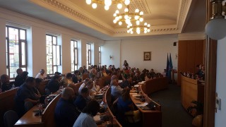 Повече от три часа и половина столичните общински съветници дискутираха