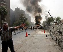 Самоубиец се взриви до полицейска бариера в Ирак, 12 загинаха