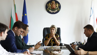 Министърът на младежта и спорта Весела Лечева и заместник министър Петър