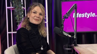 Откакто се присъединява към екипа на предаването Комиците и приятели