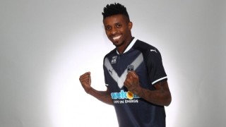 Джонатан Кафу беше представен като футболист на Бордо Той премина