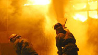 Мощен пожар обхвана 14 сгради в САЩ