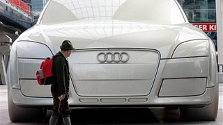 Скулптура на Audi TT шашка туристите в Мюнхен