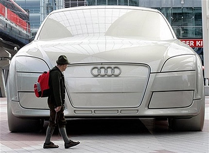 Скулптура на Audi TT шашка туристите в Мюнхен