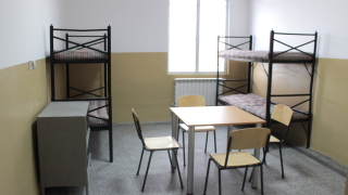 Мъж показа възпитанието си в полицейски участък в Кърджали Той