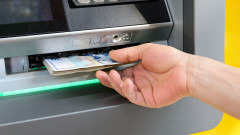 Банките вече няма да ни таксуват, ако теглим заплатата си на гише или от банкомат, но при едно условие