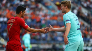 Звездата на Ювентус Кристиано Роналдо е поканил защитника на Холандия