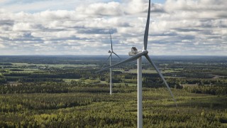 Огромна вятърна централа с високотехнологични турбини е една стъпка по близо