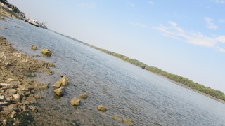 Почти рекордно ниското водно ниво на река Дунав наруши туристическата
