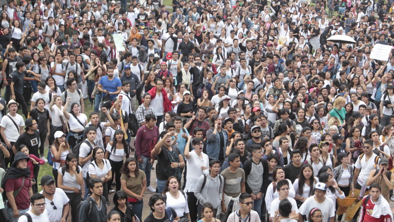 Хиляди студенти на протест срещу насилието в Мексико 