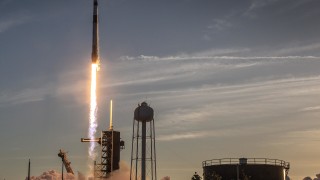 Космическият кораб за многократна употреба Crew Dragon на SpaceX с