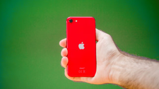 Продажбите на iPhone остават стабилни насред 20% срив на пазара