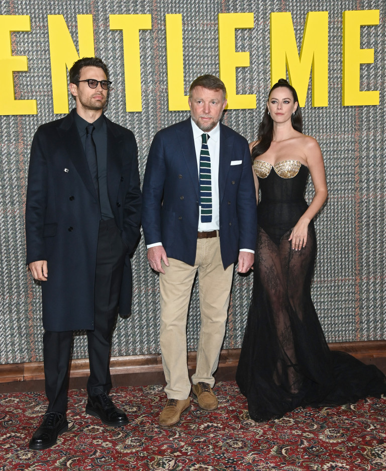 Тио Джеймс (вляво) и Кая Скоделарио дружно с Гай Ричи